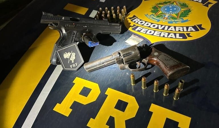 PRF apreende armas de fogo, munições e droga dentro de veículo na rodovia BR-163
