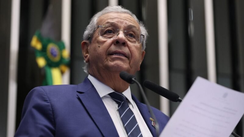 PL de Jayme Campos obriga oferta gratuita de álcool gel em espaços públicos, privados e transportes