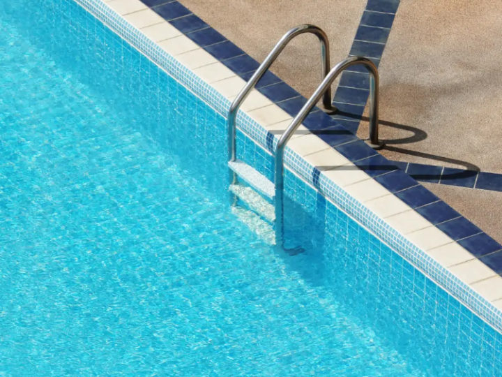 Mulher é encontrada morta em piscina de espaço de festas no interior de MT