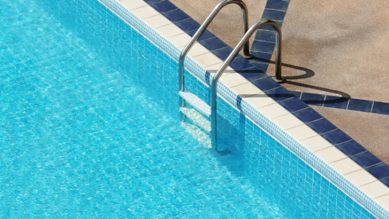 Mulher é encontrada morta em piscina de espaço de festas no interior de MT