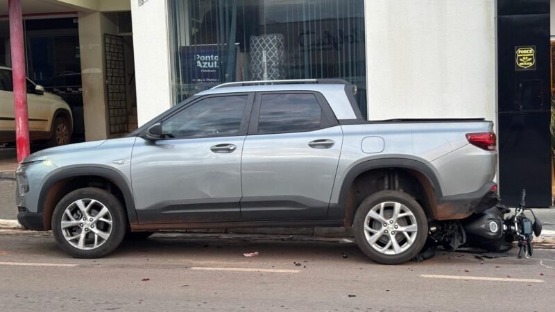 Câmera flagra motociclista batendo em carro estacionado; estado é grave