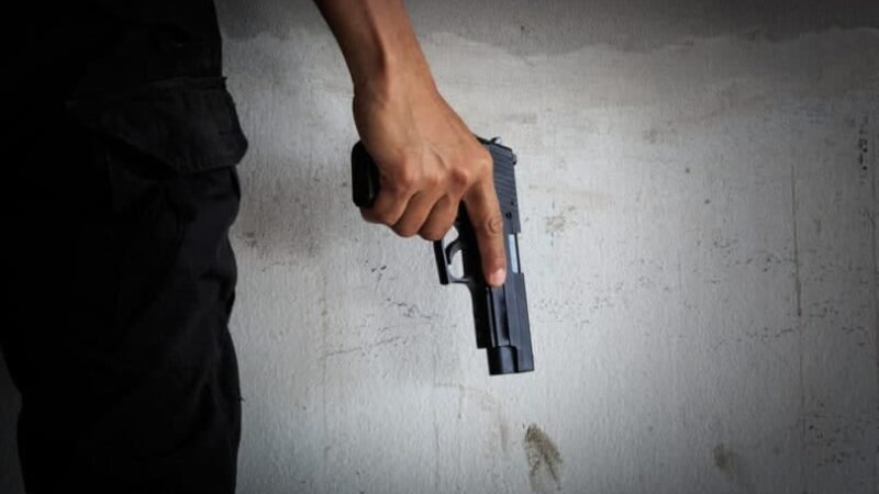 Dupla em moto executa jovem a tiros em frente a bar no interior de MT