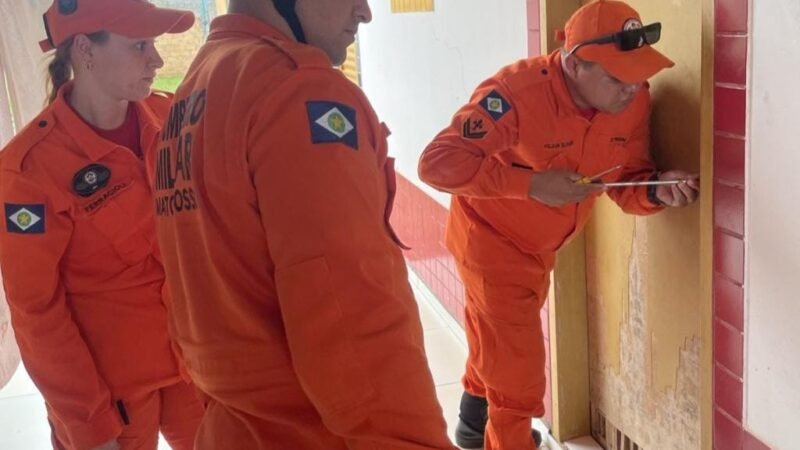 Bombeiros resgatam mulher que ficou presa em banheiro de escola municipal