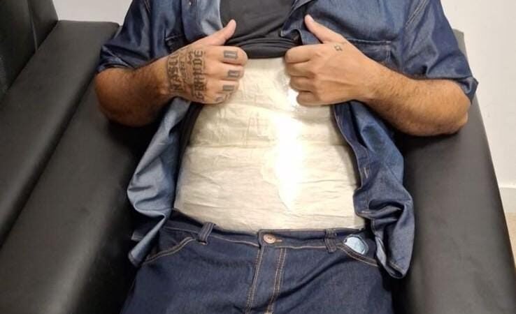 Polícias Civil e Federal prendem homem no aeroporto tentando levar drogas presas no corpo