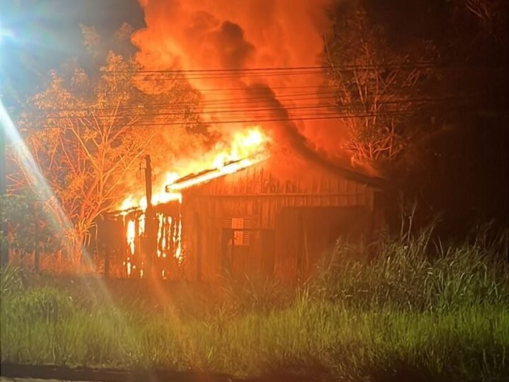 Em surto, homem agride a mãe, coloca fogo em residência e é preso após fugir para matagal