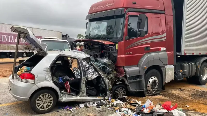 Seis pessoas da mesma família morrem em acidente na BR-251 em MG