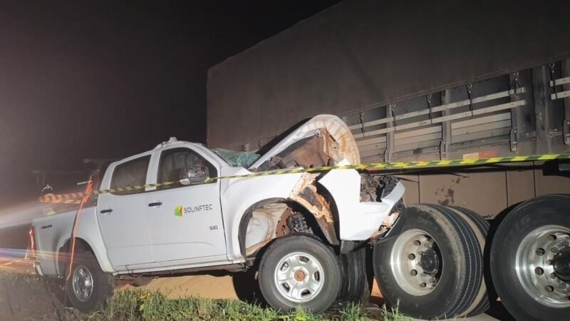 Motorista de caminhonete morre após colidir na lateral de carreta na rodovia BR-364