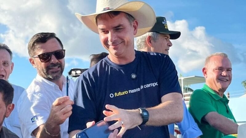 Em Sinop, Flávio Bolsonaro garante apoio a WF e Medeiros, e abre palanque à Presidência