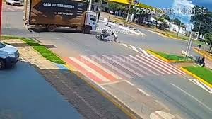 Vídeo mostra momento que motociclista é atingida por caminhão em rotatória