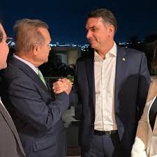 Flávio Bolsonaro e Wellington desembarcam juntos em Sinop nesta quarta-feira