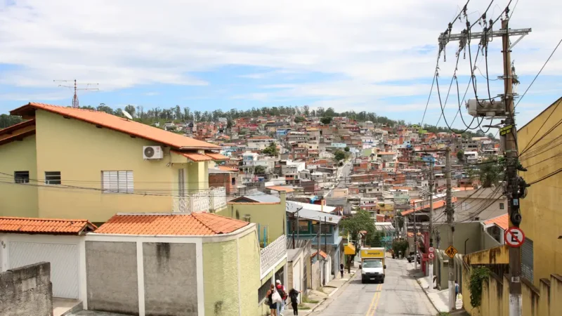 Habitantes de Perus, em SP, acusam fraude em audiência pública