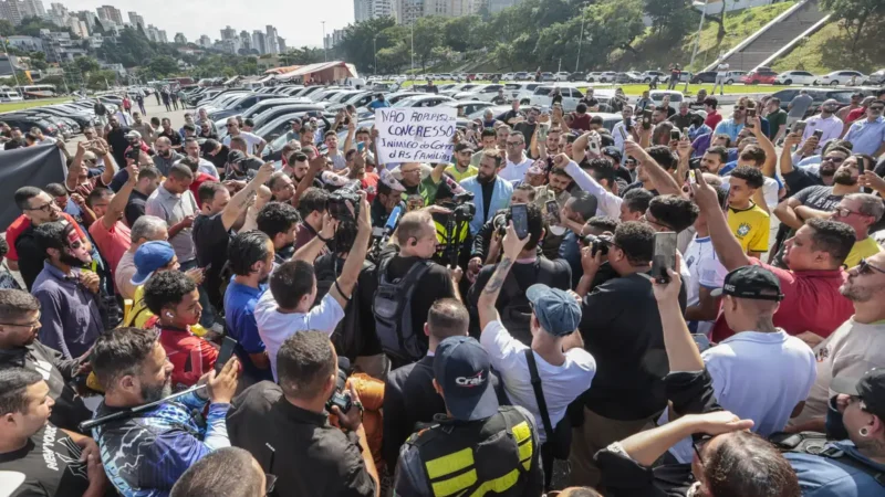 Motoristas protestam contra regulamentação do serviço por aplicativo