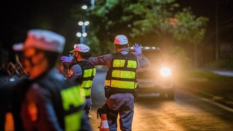 Motociclista condenado a 20 anos de cadeia por roubo é preso durante blitz da Lei Seca