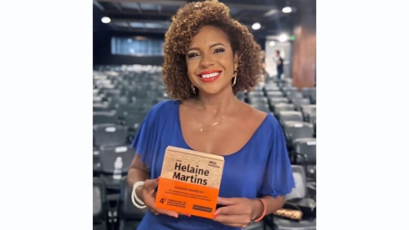 Luciana Barreto é homenageada no 4º Prêmio MOL de Jornalismo