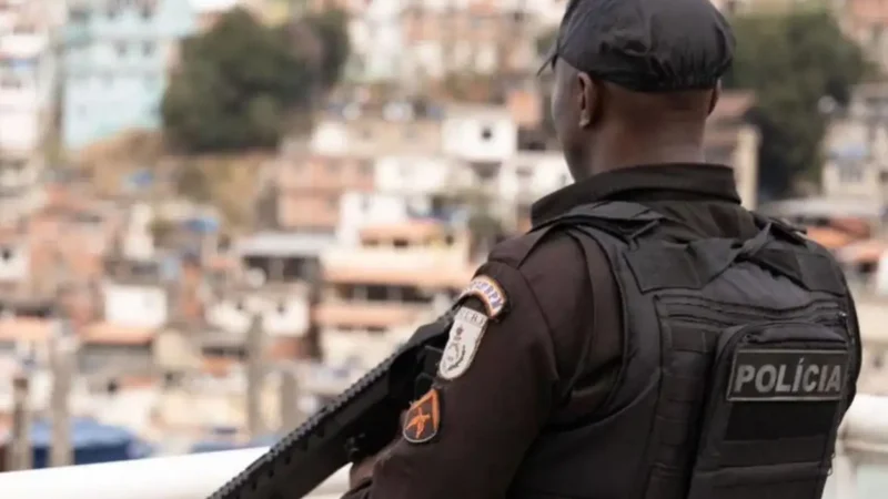 PM apreende três toneladas de drogas, fuzis e pistolas na Maré