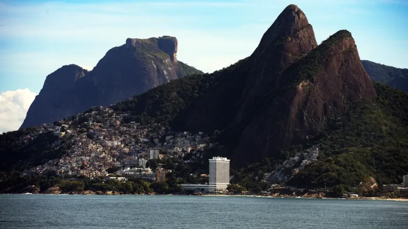 Operação policial deixa visitantes “ilhados” em cartão-postal do Rio