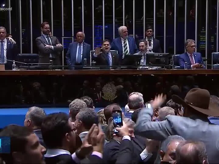Deputados de MT comemoram  ao lado de Flávio Bolsonaro rejeição de indicado de Lula ao STF