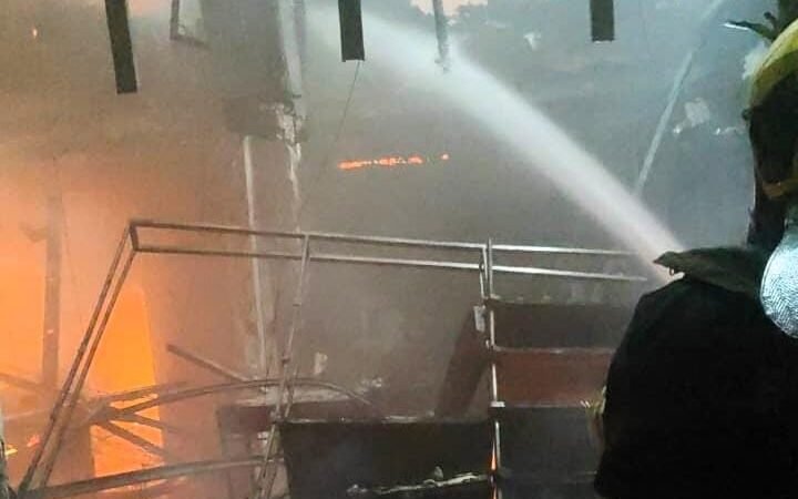 Bombeiros usam 15 mil litros de água que destruiu perfumaria em shopping center em MT