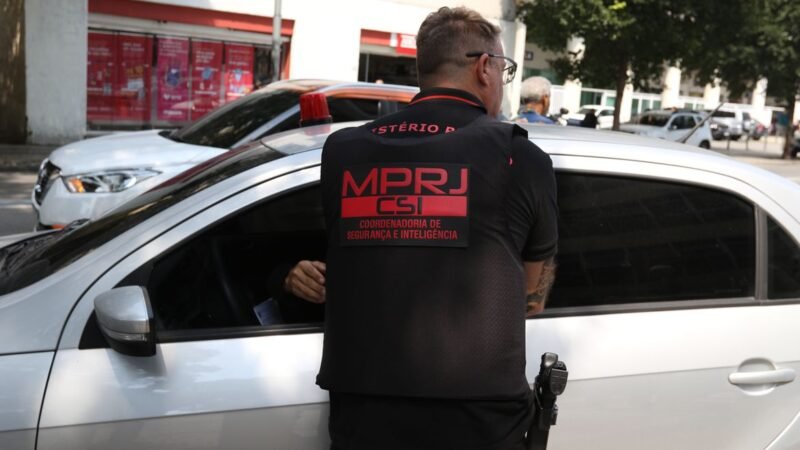 PMs do Rio são denunciados por desviar armas apreendidas em operações