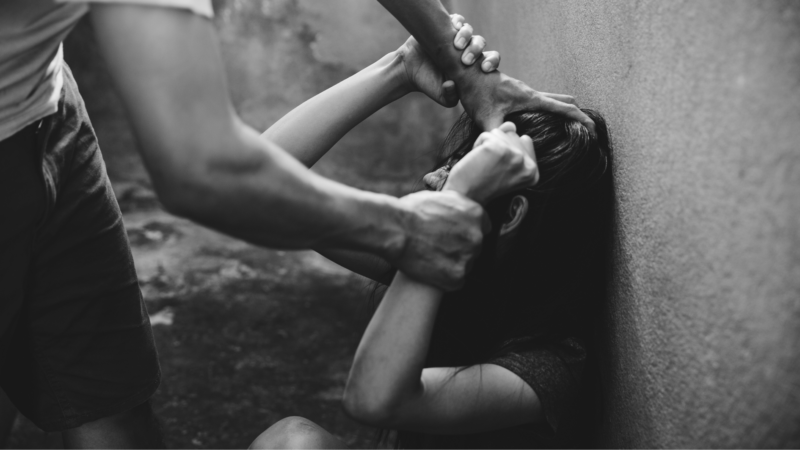 Motorista de aplicativo persegue mulher, invade casa e agride casal de madrugada em Cuiabá