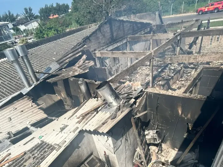 Avião de pequeno porte cai em Capão da Canoa sobre restaurante