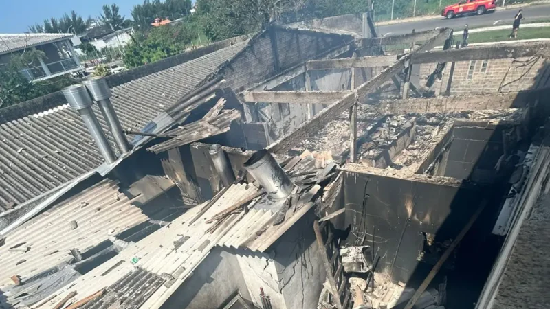 Avião de pequeno porte cai em Capão da Canoa sobre restaurante
