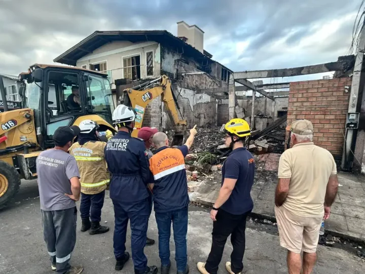 Bombeiros localizam quarta vítima da queda de avião no RS