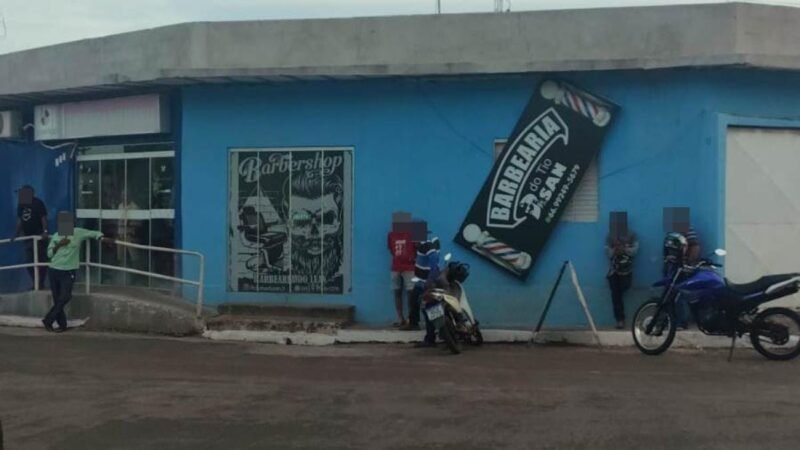 Dupla em motocicleta invade barbearia e mata suposto integrante do PCC a tiros