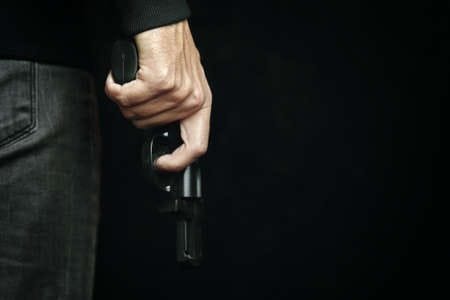 Criminoso invade casa fazendo videochamada e ameaça casal de morte