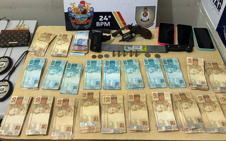 Polícia Militar prende dupla por tráfico de drogas e apreende revólver e R$ 22,7 em dinheiro