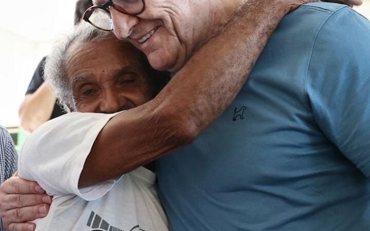 “Agora o terreno é nosso”, comemora morador em entrega de 1,5 mil escrituras definitivas