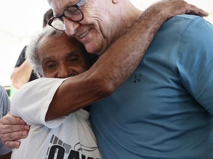 “Agora o terreno é nosso”, comemora morador em entrega de 1,5 mil escrituras definitivas