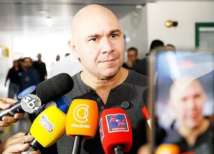Flávio usa colete em campanha e Abilio associa ameaça ao “ódio da esquerda”