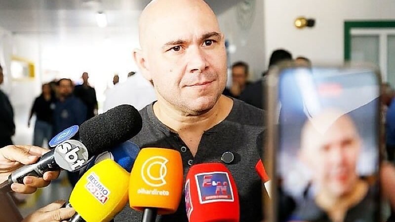 Flávio usa colete em campanha e Abilio associa ameaça ao “ódio da esquerda”