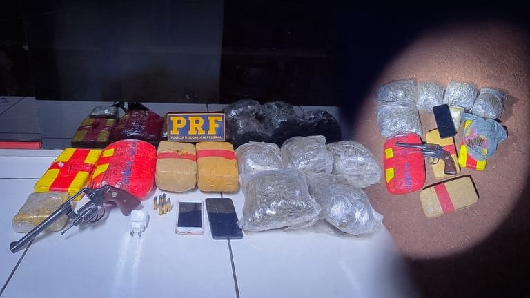 PRF apreende drogas e arma de fogo durante fiscalização a ônibus na BR-174 em MT