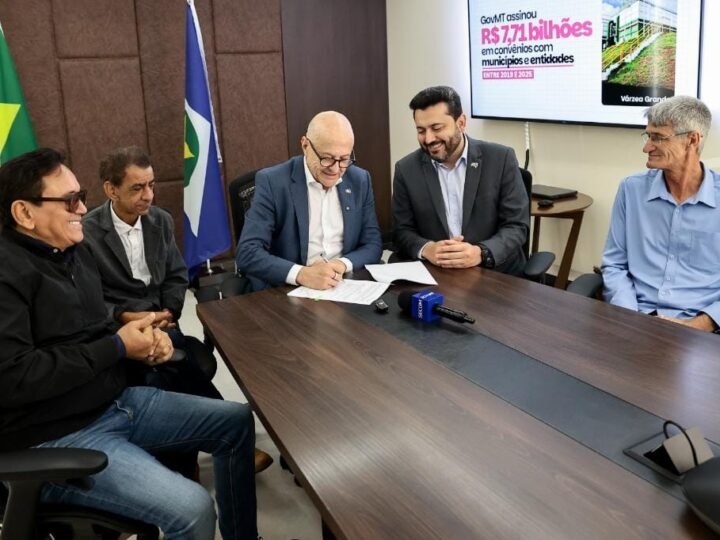 Governador assina decreto e garante repasse aos municípios para manutenção de estradas