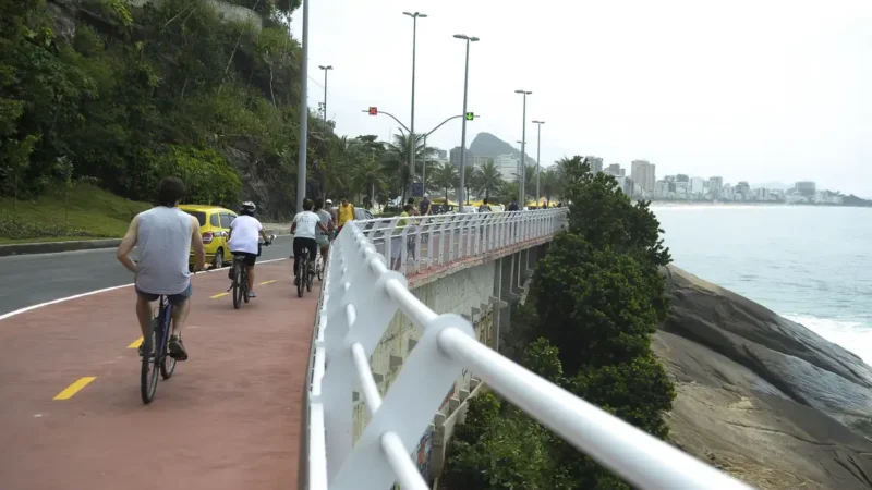 Prefeitura do Rio fecha Ciclovia Tim Maia após ondas de 2 metros
