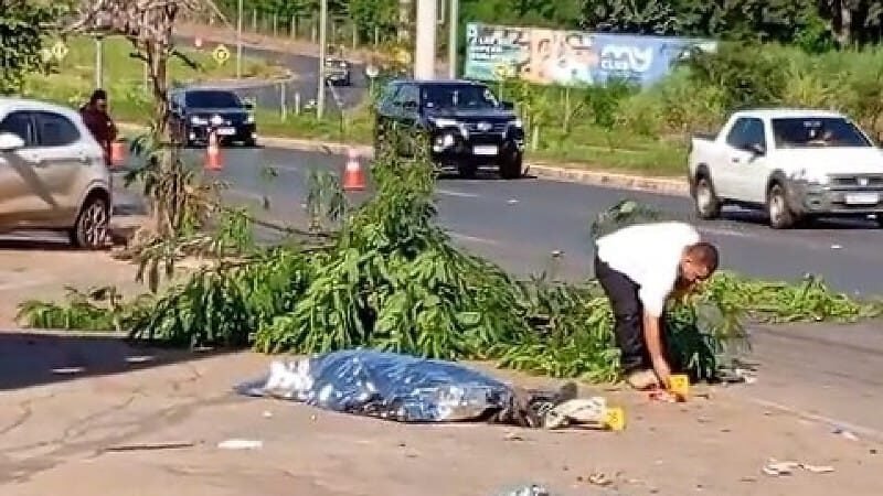 Motociclista morre após bater contra árvore em bairro de Cuiabá