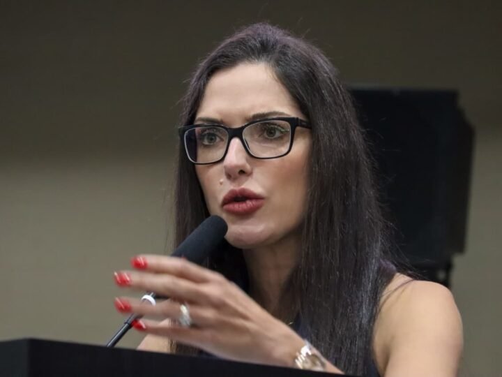 Janaina confirma encontro com Flávio Bolsonaro e fala em articulação para 2026 em MT