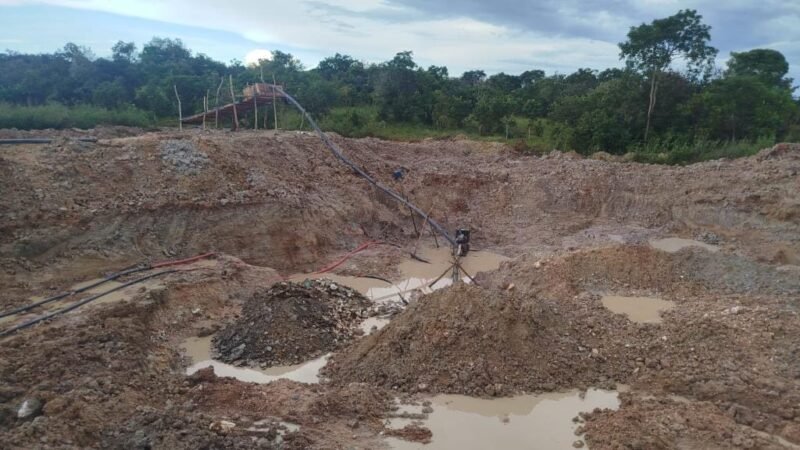 Batalhão Ambiental fecha garimpo irregular e apreende máquinas