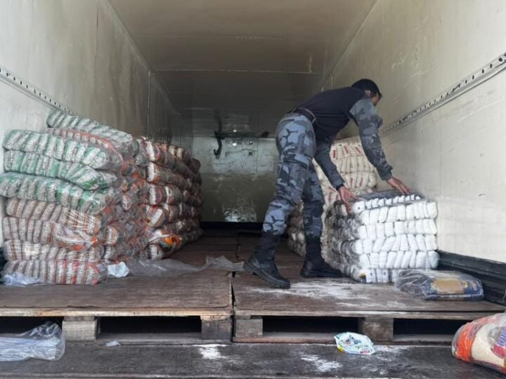PM flagra caminhão com cestas básicas produtos de limpeza de  facção criminosa