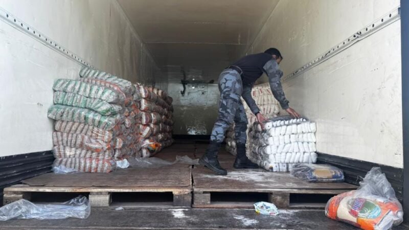 PM flagra caminhão com cestas básicas produtos de limpeza de  facção criminosa