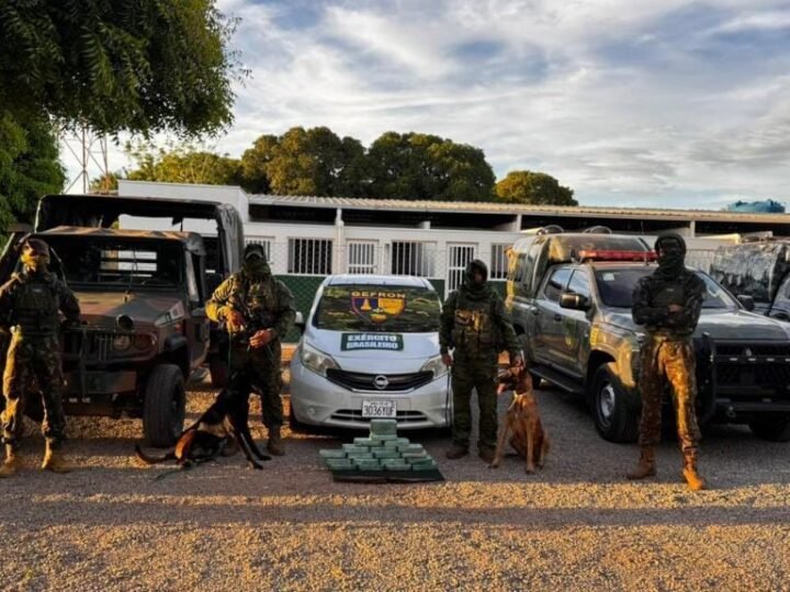 Gefron apreende quase 20 quilos de pasta-base de cocaína avaliados em R$ 390 mil em taxi boliviano