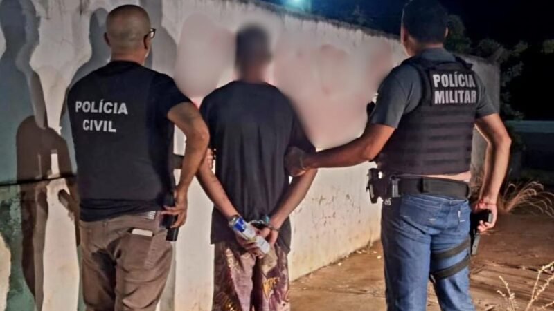 Jovem é preso pela polícia por pichar muro de prédio público com sigla de facção criminosa
