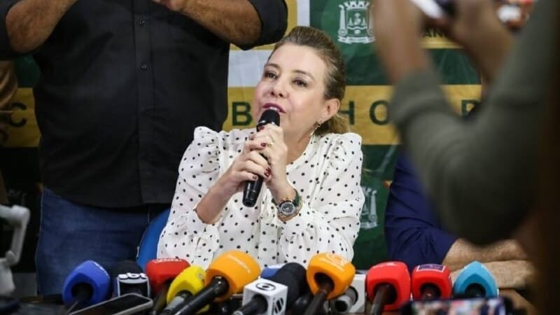 Flávia critica “confinamento” de vereadores e diz que reeleição de Wanderley está sub judice