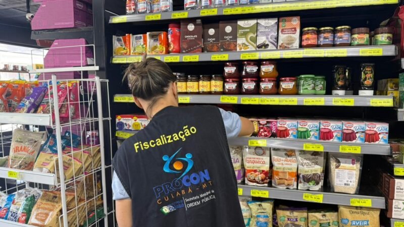 Procon apreende dezenas de produtos vencidos e interdita supermercado em Cuiabá