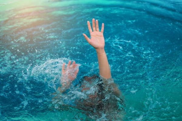 Menina de 3 anos morre após se afogar em piscina de clube em Cuiabá