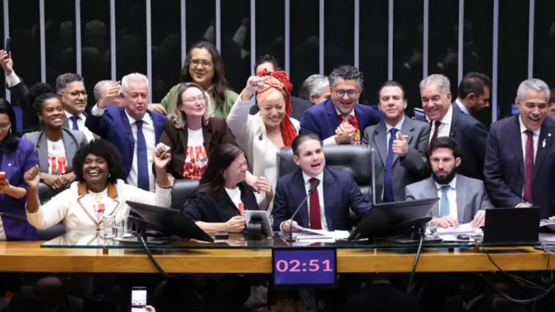Em dois turnos, Câmara Federal aprova PEC pelo fim da escala 6×1; texto vai ao Senado