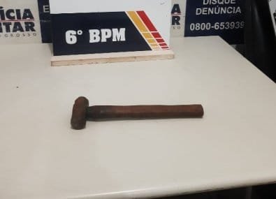Adolescente tenta defender a mãe de agressões e leva marretada do padrasto