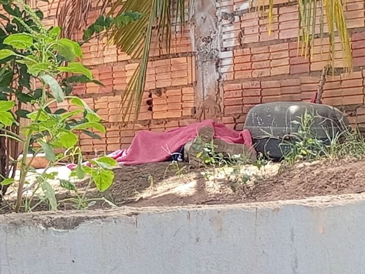 Mulher é presa após reagir à agressão e matar marido com golpes de barra de ferro